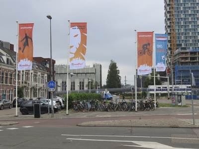 901885 Afbeelding van enkele vlaggen van de winkeliersvereniging Kanaalstraat die betrekking hebben op de 'sportzomer ...
